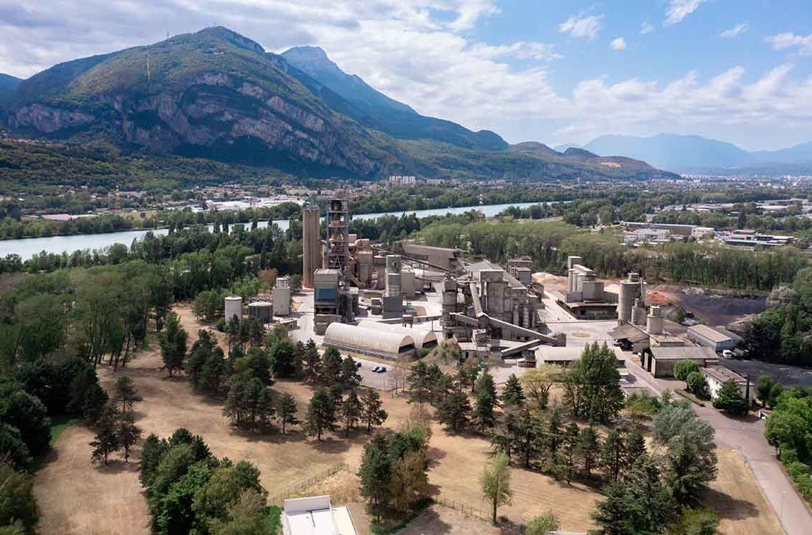 山谷与水泥制造设施的景观照片(第2层_places_manufacingfacility _grenoble_oat - dji_0988)